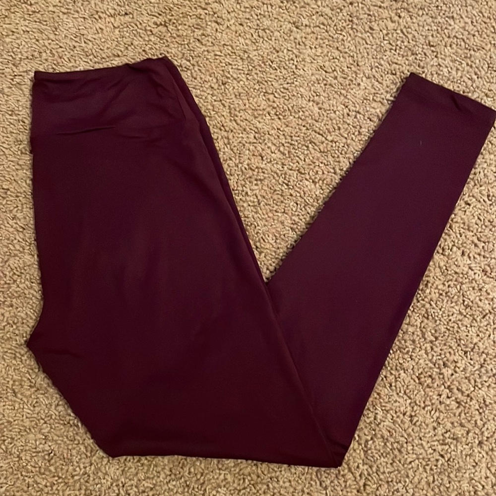 NWOT LuLaRoe plum color buttery soft leggings.  OS